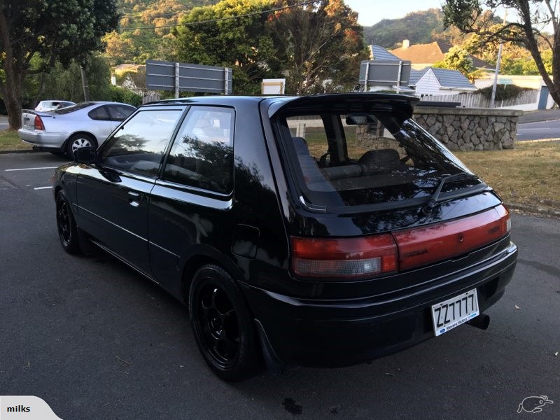 Mazda familia 1990